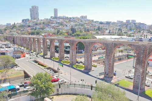 Activistas en Querétaro protestan por el consumo de agua de data centers en el 300 aniversario del Acueducto