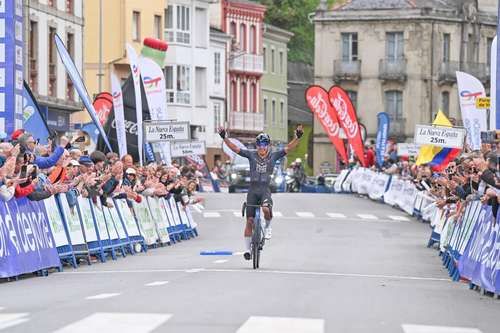 Edgar Cadena gana la tercera etapa de la Vuelta a Asturias