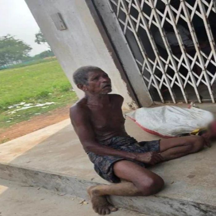 En Odisha, un hombre exhuma los restos de su hermana y los lleva al banco para reclamar sus ahorros