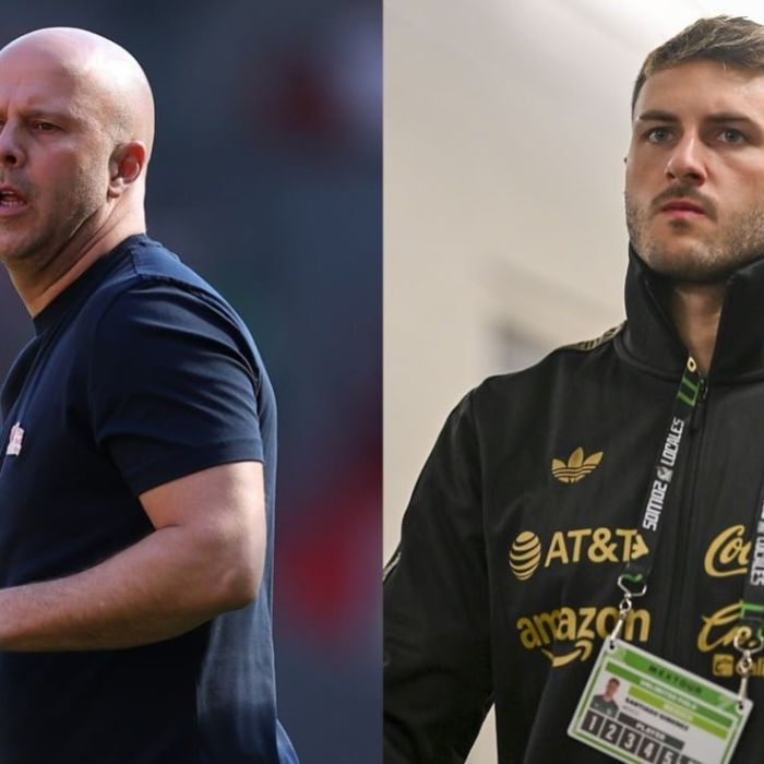 Arne Slot bromea y elogia a Santiago Giménez: “El mejor jugador que he entrenado”