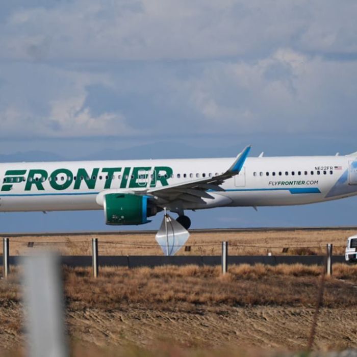 Avión de Frontier arrolla a una persona en la pista del Aeropuerto de Denver; hay un fallecido