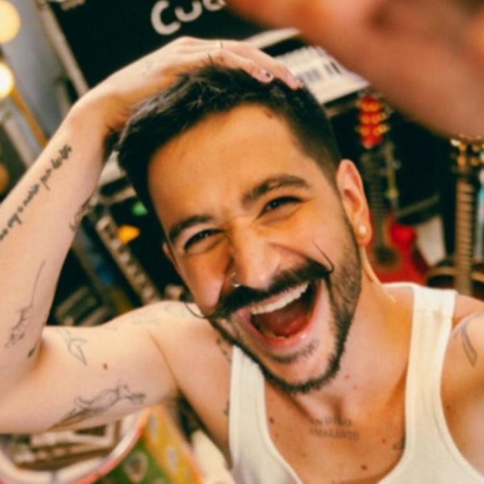 Camilo entrena a su hija Índigo para comer chile: “Se va a hacer mexicana”
