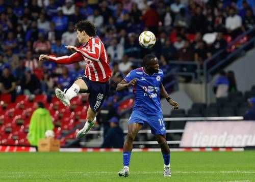 Cruz Azul y Chivas empatan 2-2 en la ida de semifinales; Estadio Banorte se entrega a la FIFA