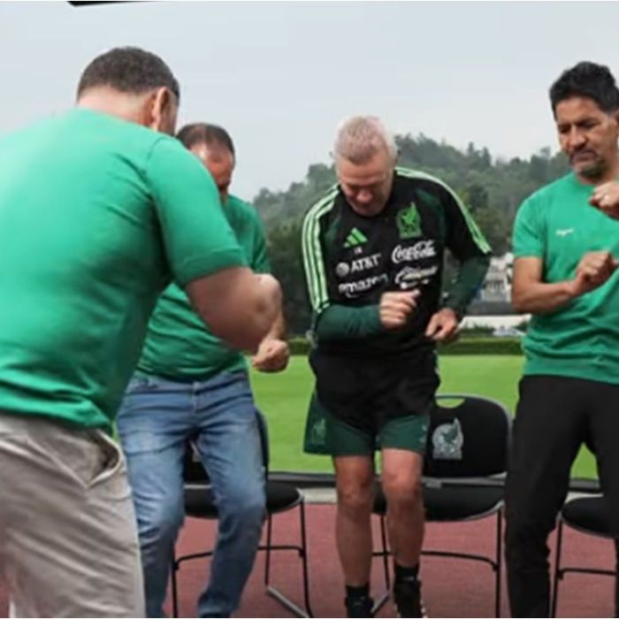 Cuauhtémoc Blanco visita la concentración de la Selección Mexicana y baila con Javier Aguirre