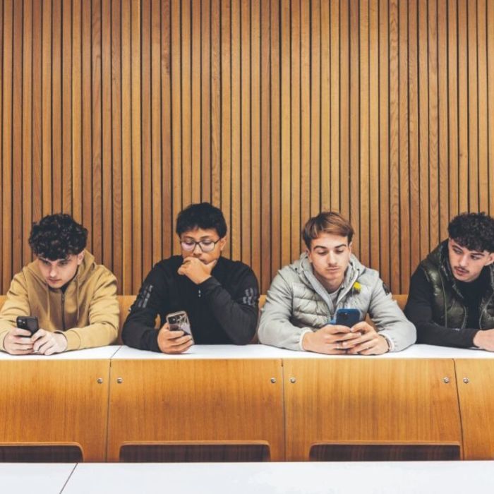 Gana terreno la prohibición de celulares en las escuelas de Europa