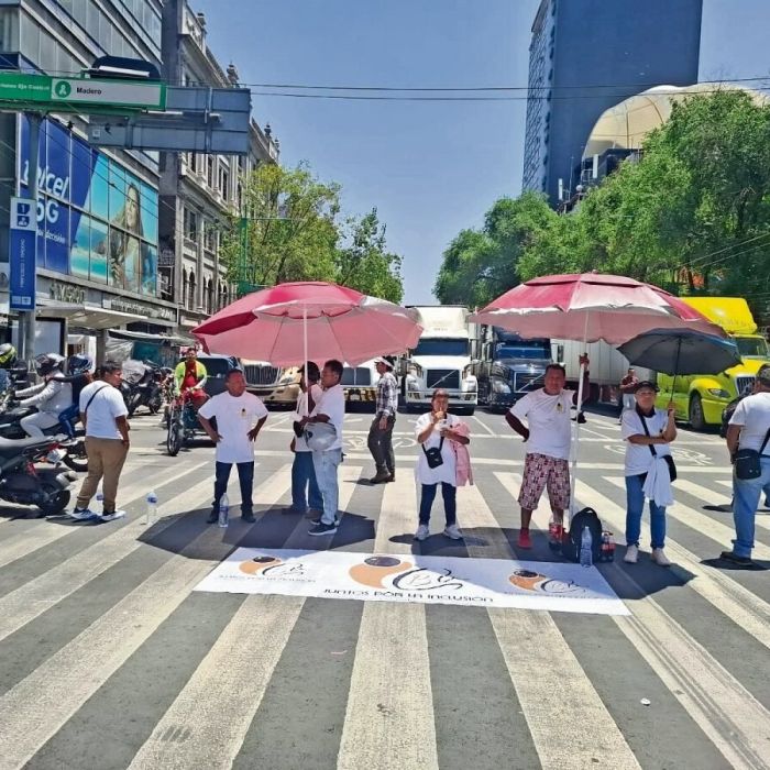 Personas con baja visión bloquean Eje Central y Av. Juárez en el Centro; exigen espacios de venta