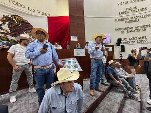 Productores de frijol irrumpen en el Congreso de Zacatecas y montan plantón por retrasos en acopio