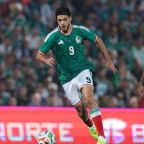 Raul-Jimenez-y-Cesar-Chino-Huerta-se-integran-a-la-concentracion-del-Tri-en-Pasadena-5