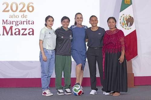 Sheinbaum entrega su boleto para la inauguración del Mundial a una joven veracruzana