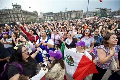 Sheinbaum recibe a BTS en Palacio Nacional; la banda saluda al Zócalo desde un balcón