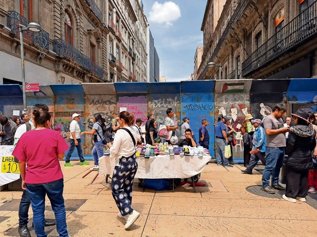 ambulantes-aprovechan-planton-de-la-cnte-y-venden-dentro-del-campamento-en-el-centro-historico