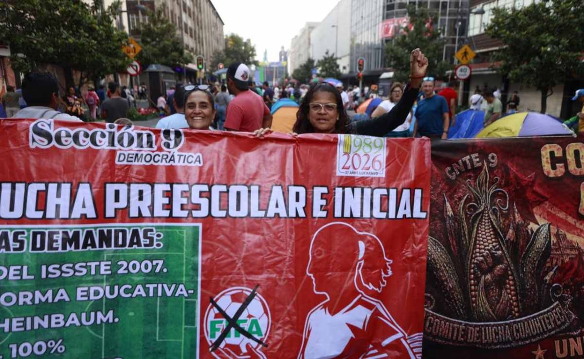 cnte-instala-asamblea-nacional-representativa-y-declara-huelga-nacional-planton-en-el-zocalo