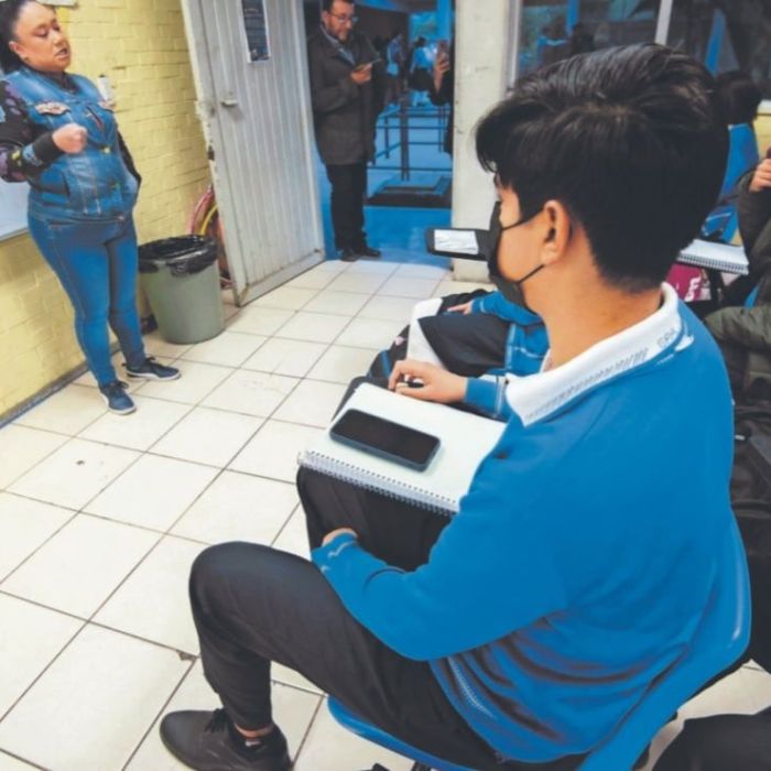 Regulaciones en 11 estados limitan el uso de celulares en las escuelas (2025-2026)