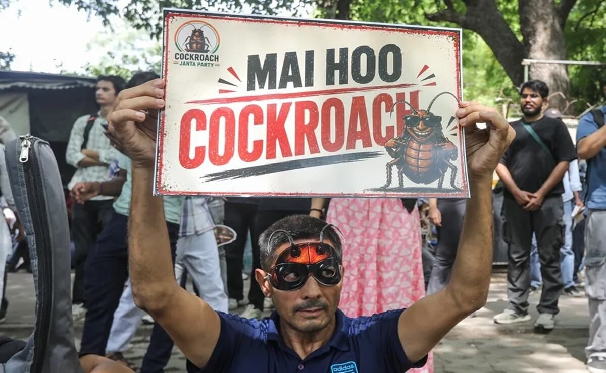 dharmendra-pradhan-dimite-tras-semanas-de-protestas-del-movimiento-cockroach-en-india