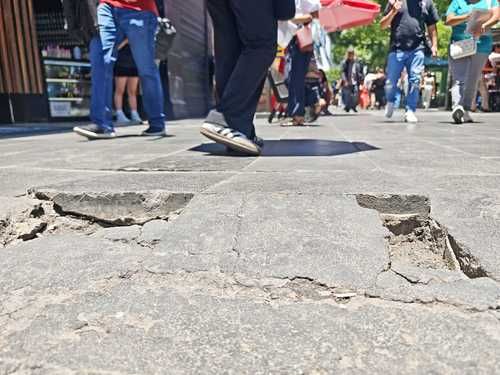 Deterioro de calles y mobiliario afecta al Centro Histórico de la Ciudad de México
