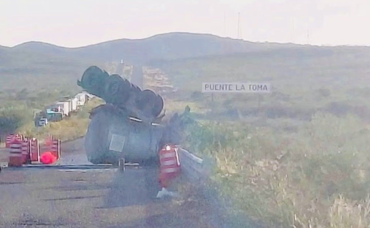 vuelca-remolque-con-aditivo-para-combustible-y-cierran-carretera-agua-prieta-cananea
